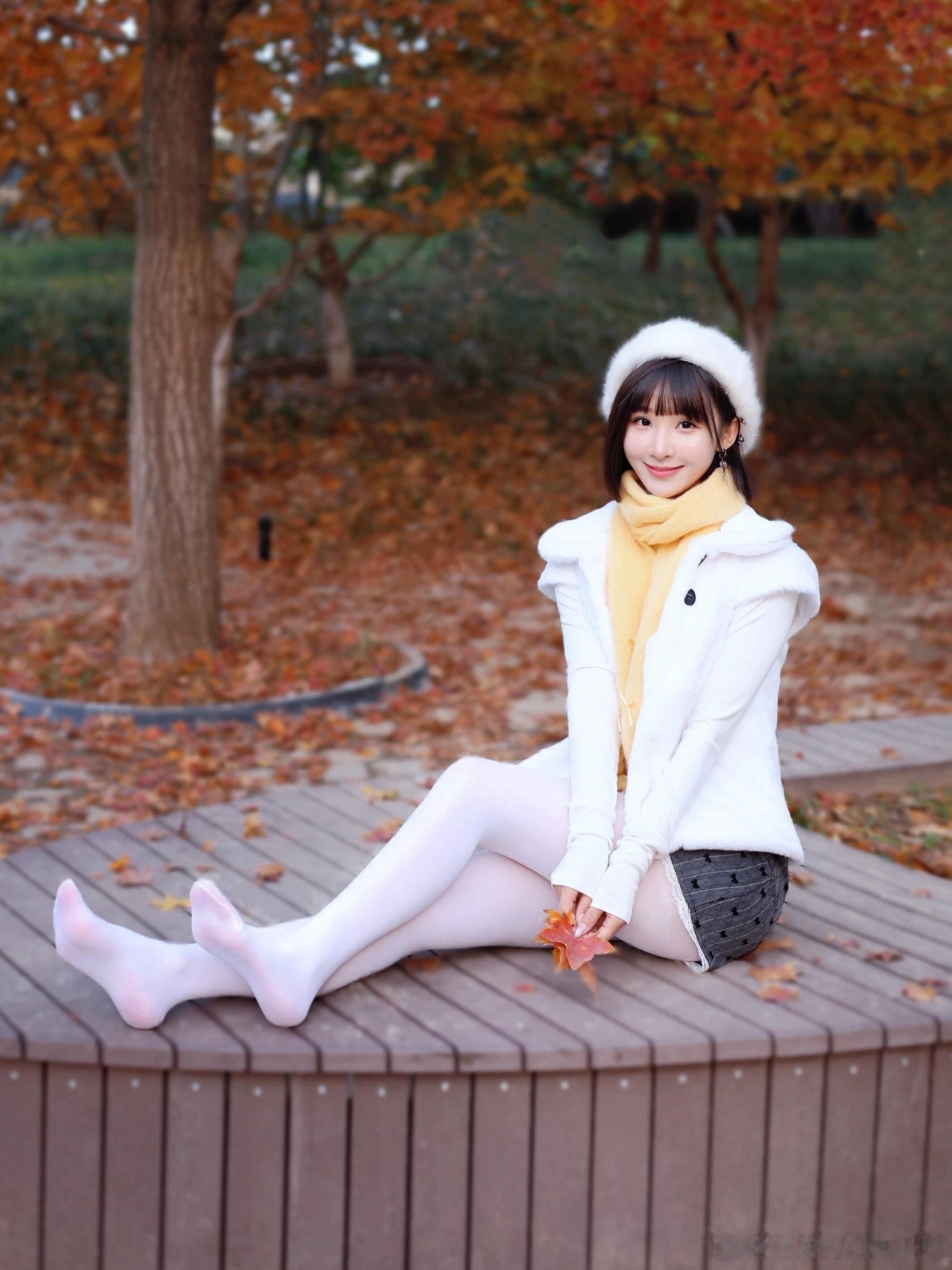 秋天真的很适合穿白色丝袜呀~