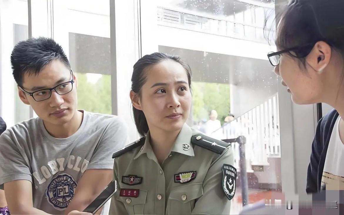 袁文才曾孙女袁婧燕穿着军装的老照片，现任井冈山的讲解员。袁文才同志是井冈山革命根
