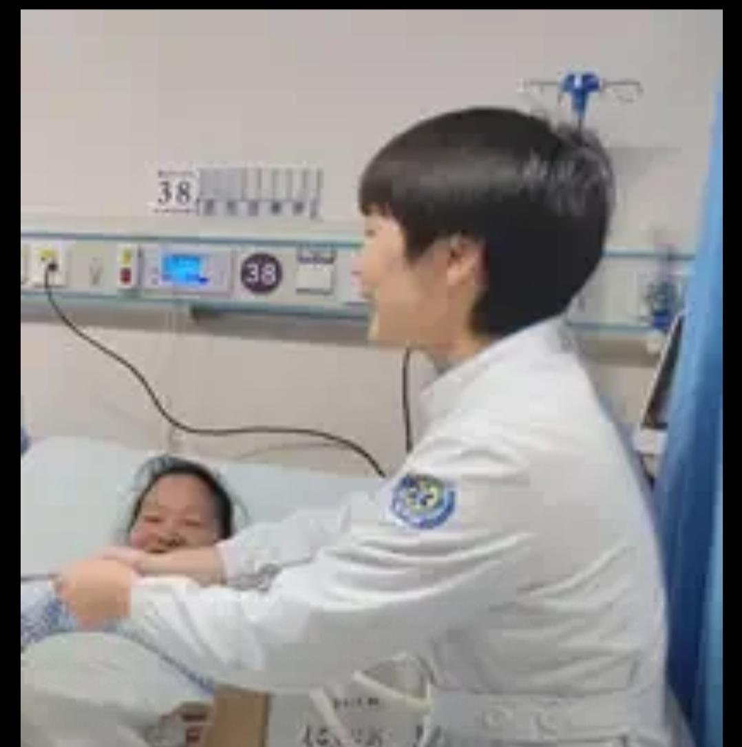 都说曾医生挺可怜的，一个44岁的副高专家还只穿着十几块的廉价丝绸睡衣，但是大家没