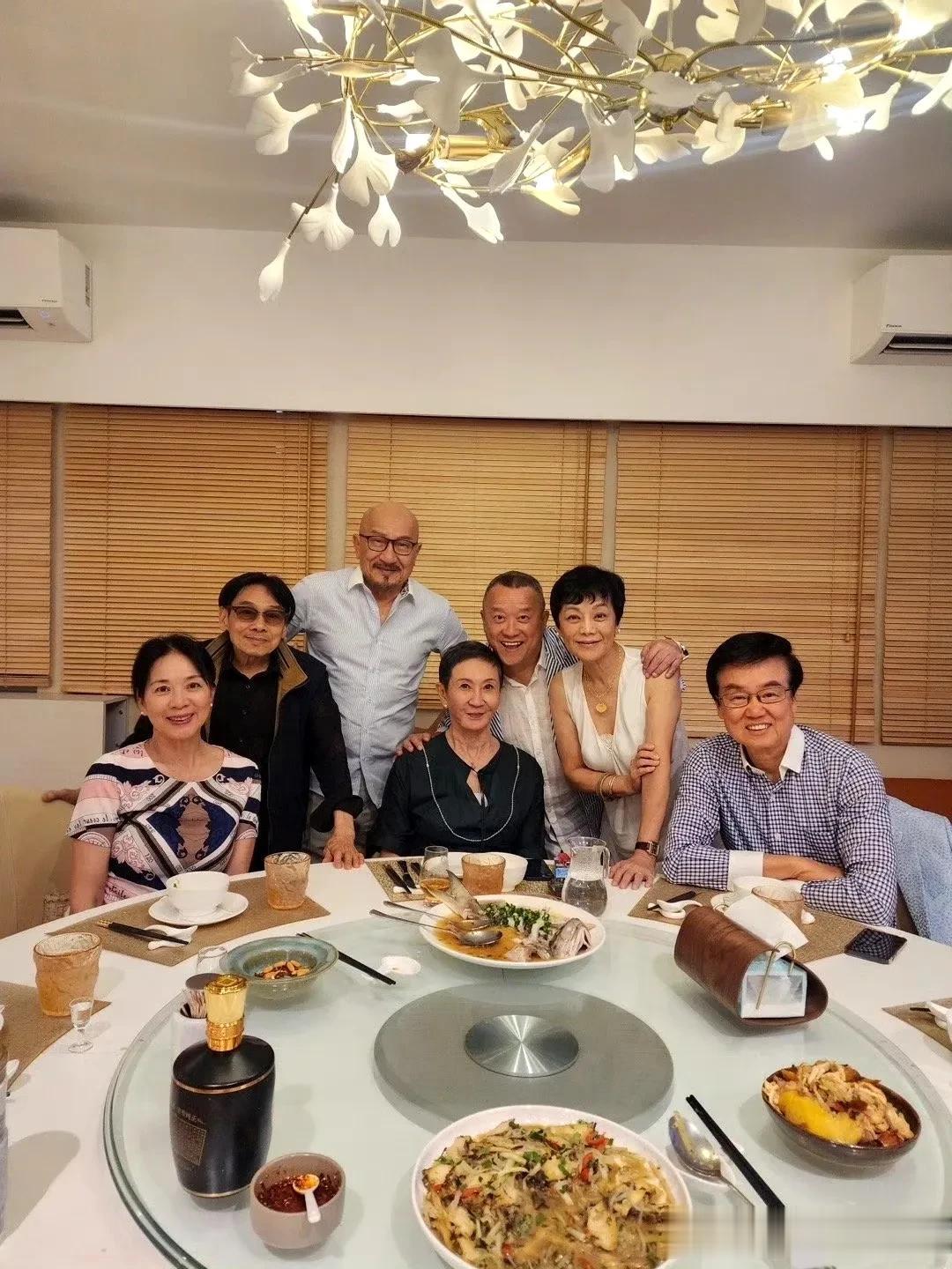 曾志伟，黄百鸣，张艾嘉，麦嘉，泰迪·罗宾，郑文雅，他们都是香港老一辈的艺人，他们