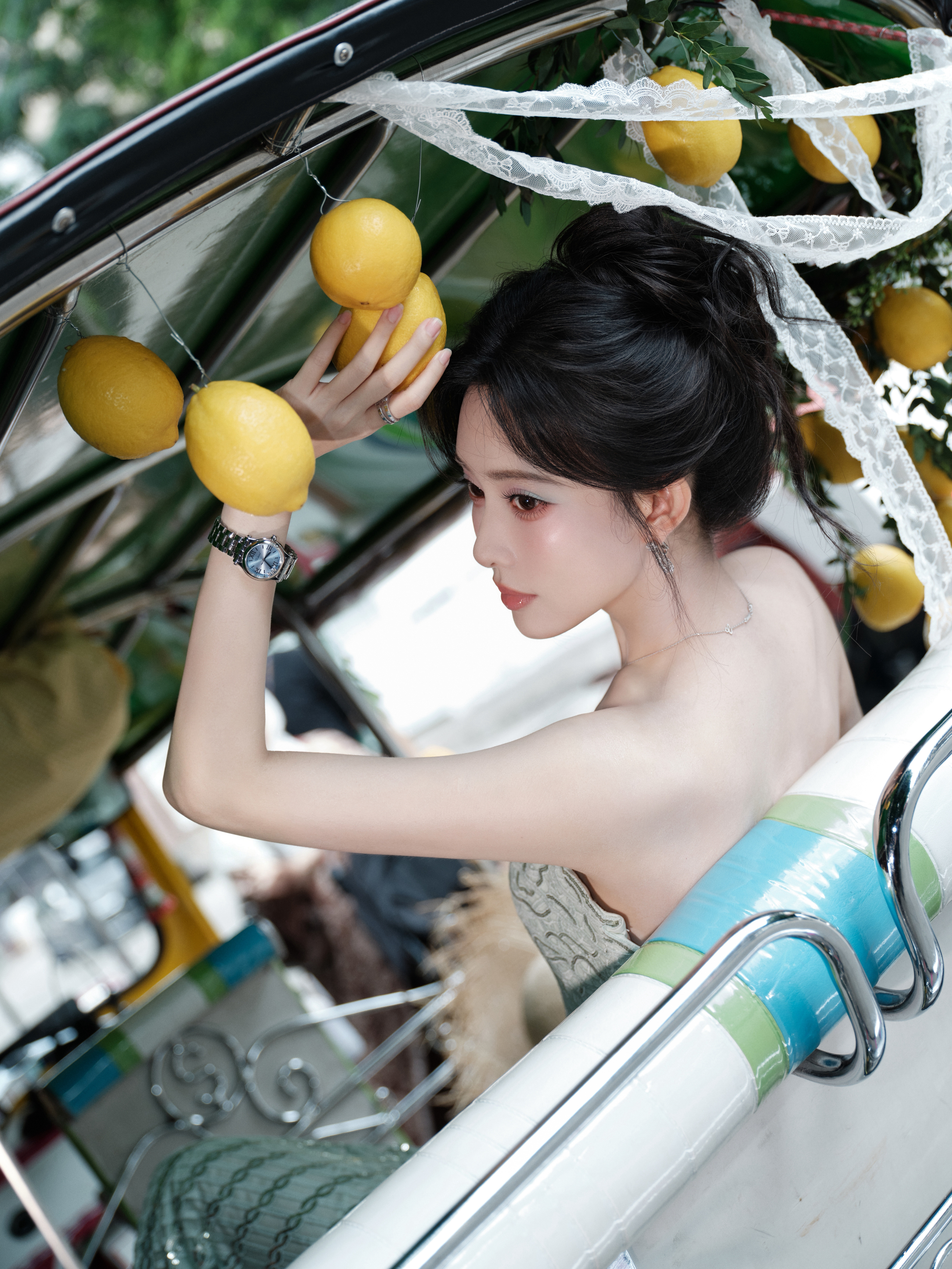 孟子义inWeSpark泰国见面会造型大片，身着ElieSaab亮片刺绣抹