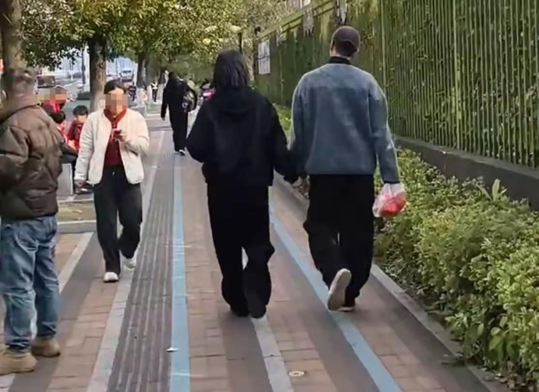 偶遇朱丹夫妇！周一围手提早餐仍不忘紧牵爱妻，两人甜蜜同框。据悉，他们在杭州购置了