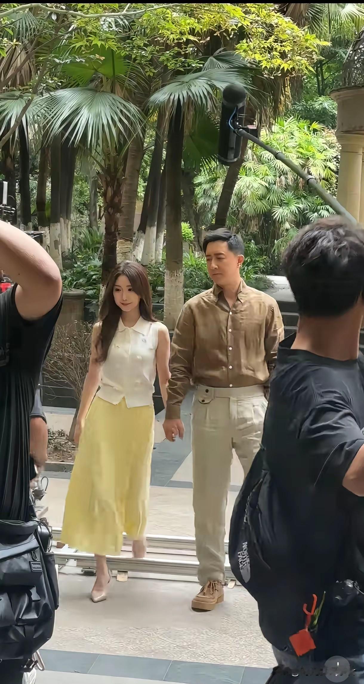 偶遇韩庚和毛晓彤拍戏，原来是《宽窄人生》怪不得在成都拍摄。毛晓彤真的又瘦又美，韩