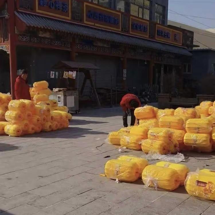 春节街头黄灯笼刷屏，赞的捧上天吐槽的直呼膈应，这事儿真没必要吵翻！