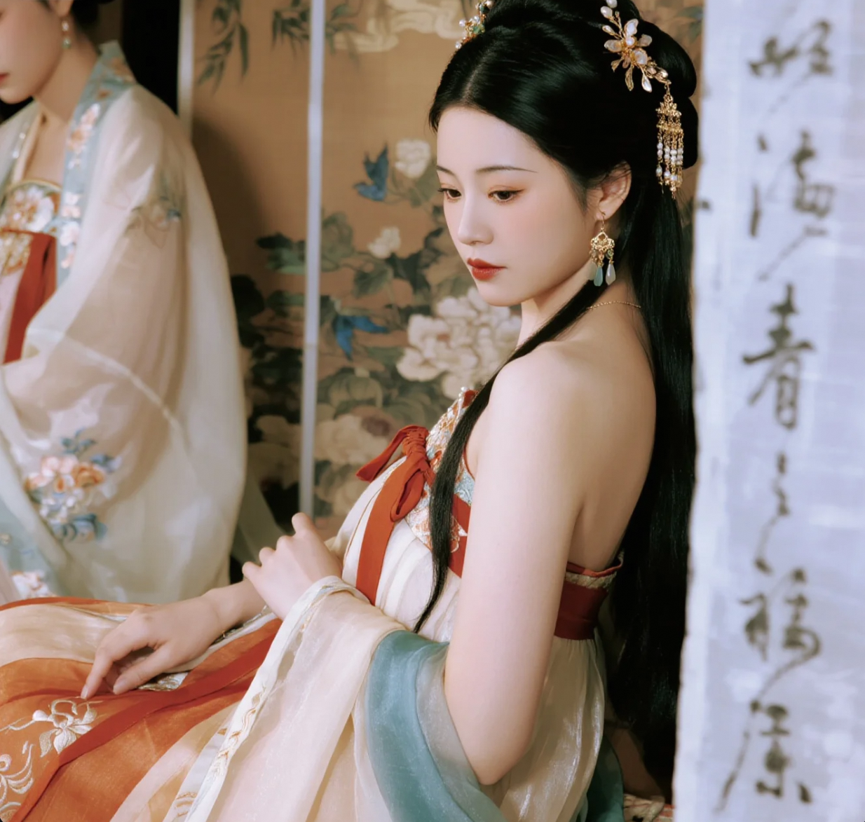 画壁前，回眸一瞬，恍若隔世佳人
