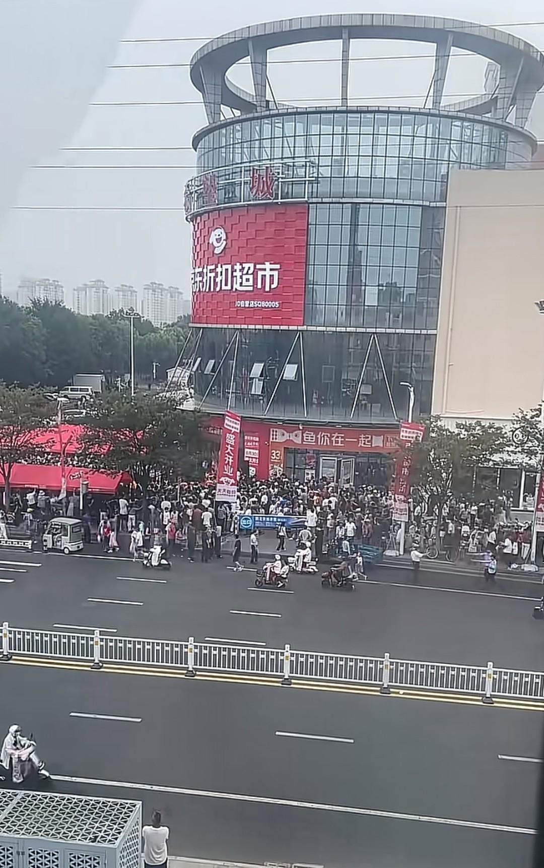 昨天刘强东回宿迁，今天全城沸腾。只因京东今天在宿迁的四家折扣超市同开业。照片是希