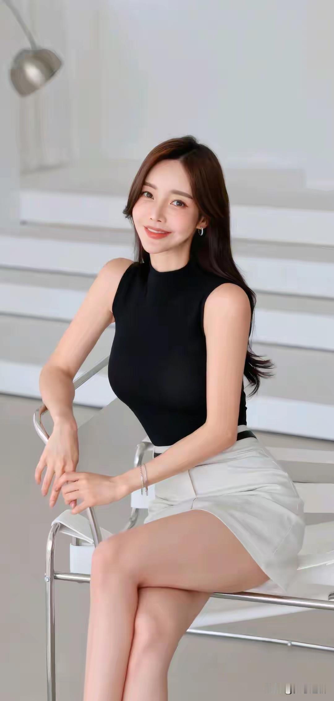 优雅黑丝绒上衣搭配高腰短裙，尽显都市女性魅力！黑蕾丝裙穿搭露肩黑裙穿搭孙允珠