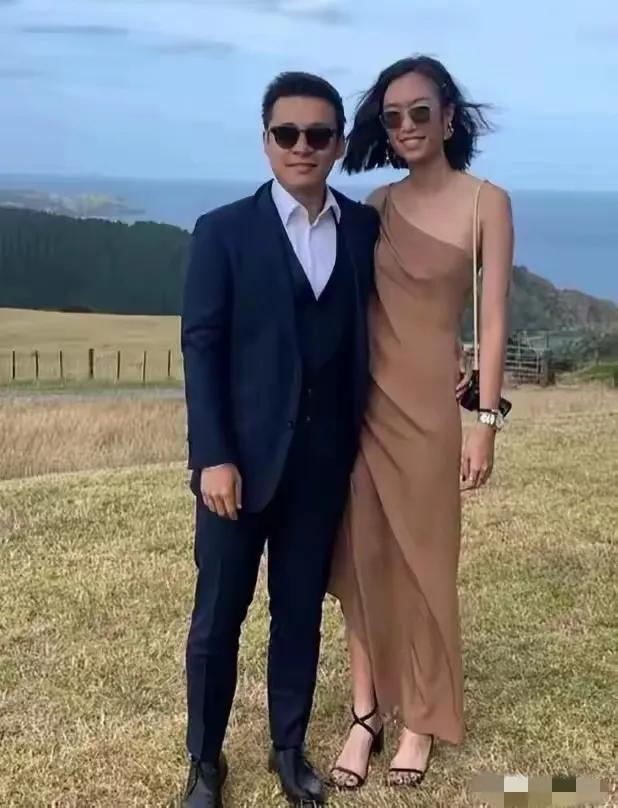 郭晶晶的小叔子霍启仁结婚了，36岁的他娶🉐美娇娘，而12年前选择停留在24岁的