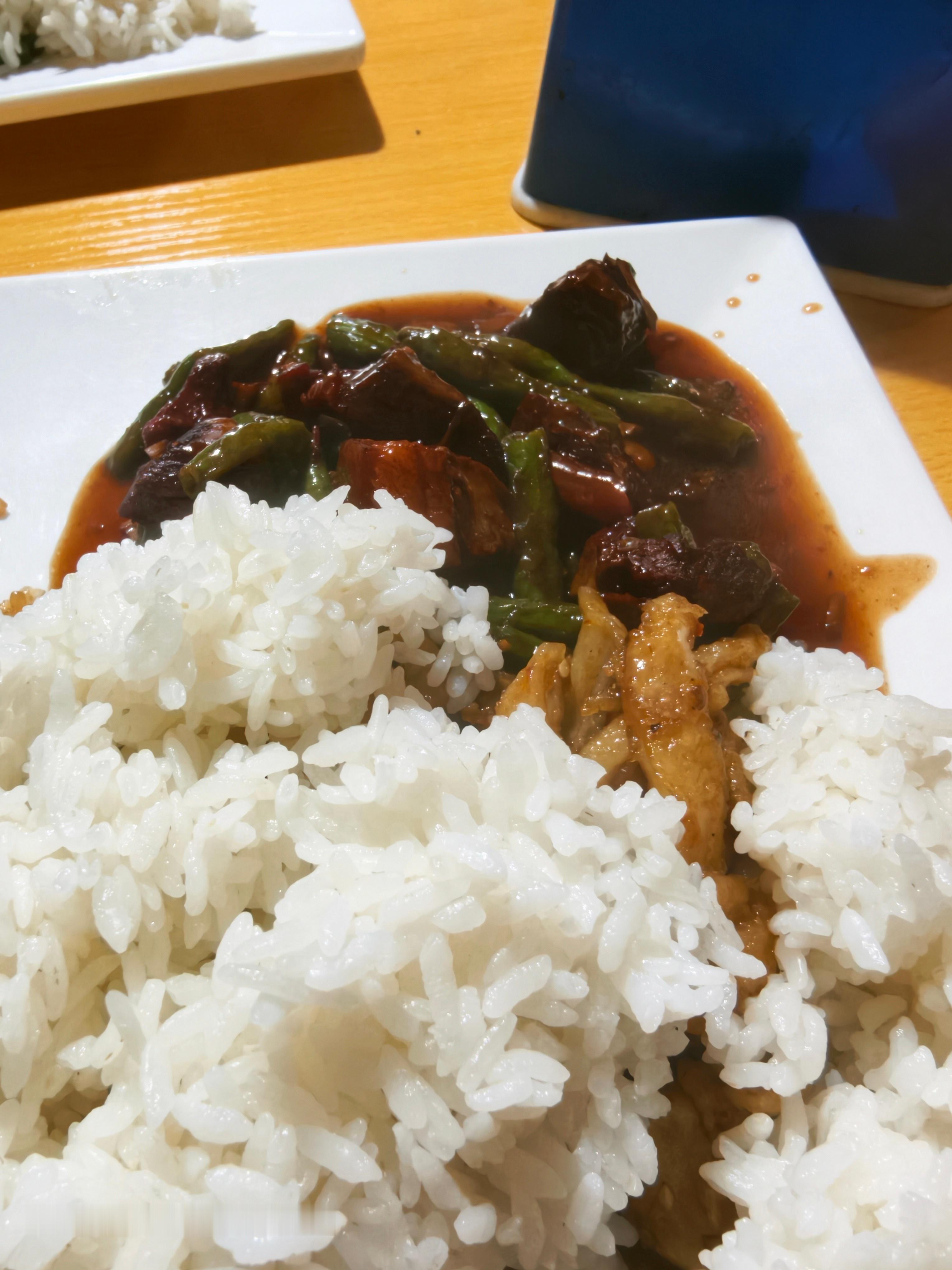 每日一餐分享中午吃的这个饭是真难吃，里面全是花椒，非常影响口感。