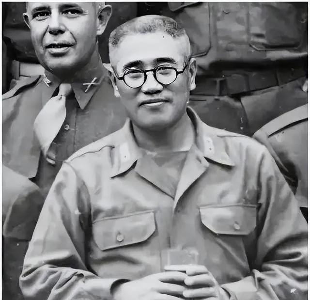 1948年10月23日，廖耀湘派宪兵去枪毙作战不利的师长戴海容。宪兵闯进师部，戴