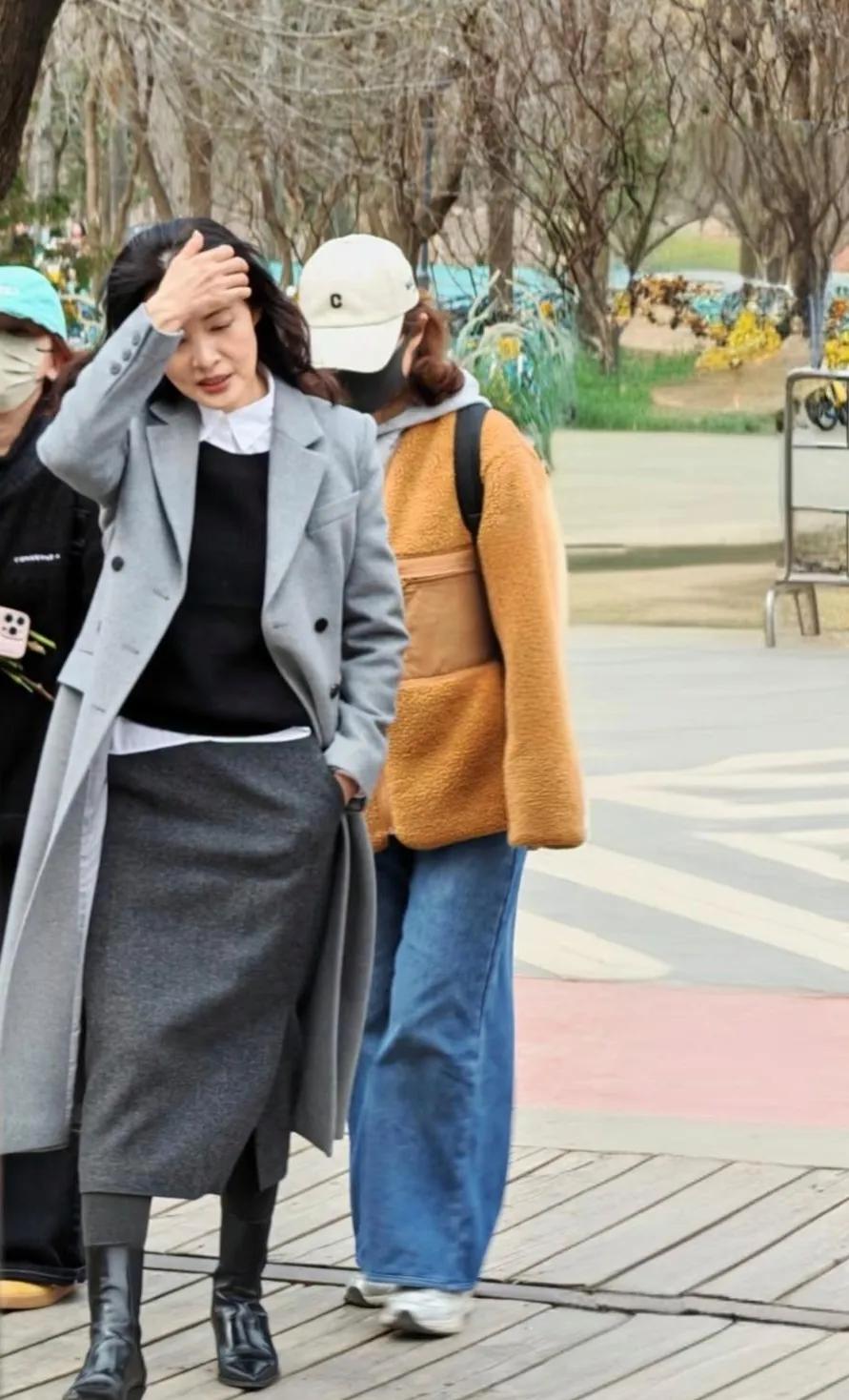 58岁周涛现身北京朗园，灰色大衣配长筒靴，一头卷发披肩，贵气藏都藏不住✨脸上的