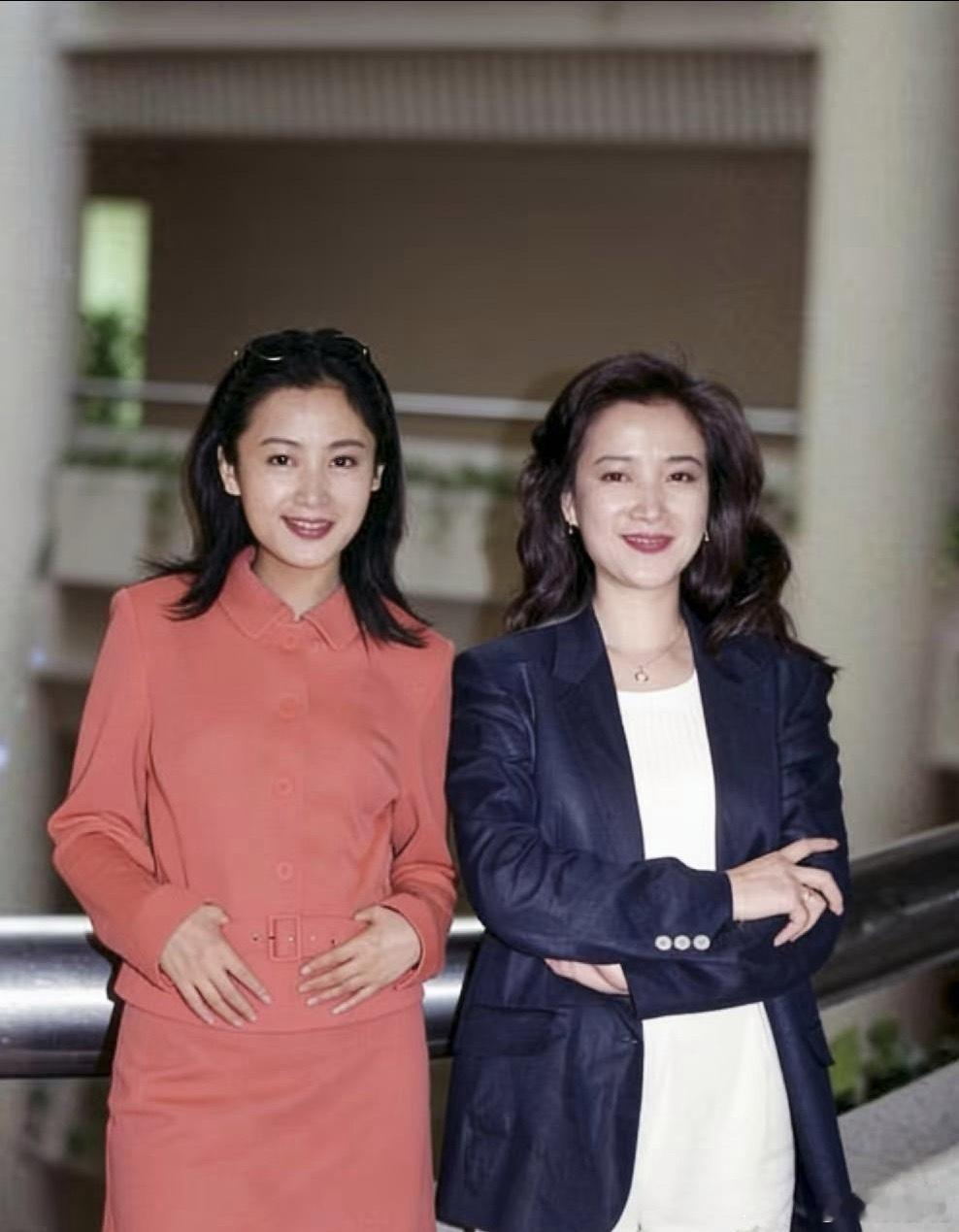 三十年前陈红与何晴的合影，两人都很漂亮