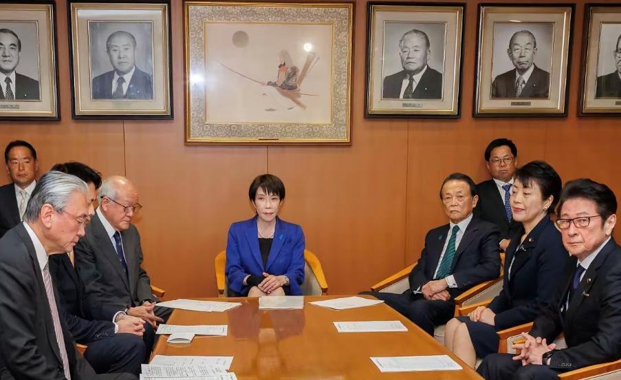 高市早苗辞职！ 当地时间2月18日上午，日本政府召开内阁会议，高市早苗内阁集