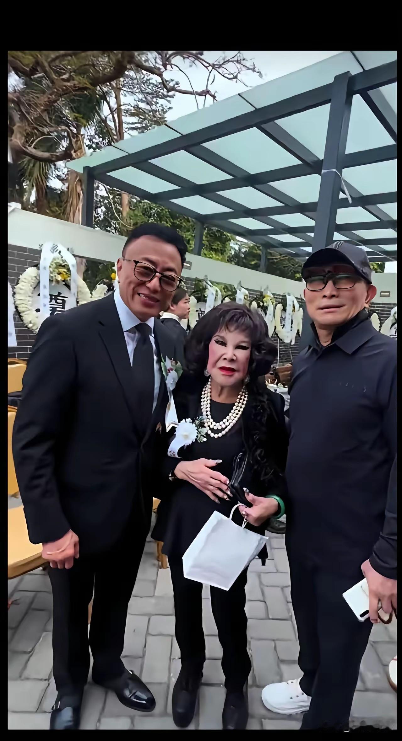 站在中间的这个老太太，可不是一般人儿，这可是一个老戏骨，如今已经是95岁的高龄了