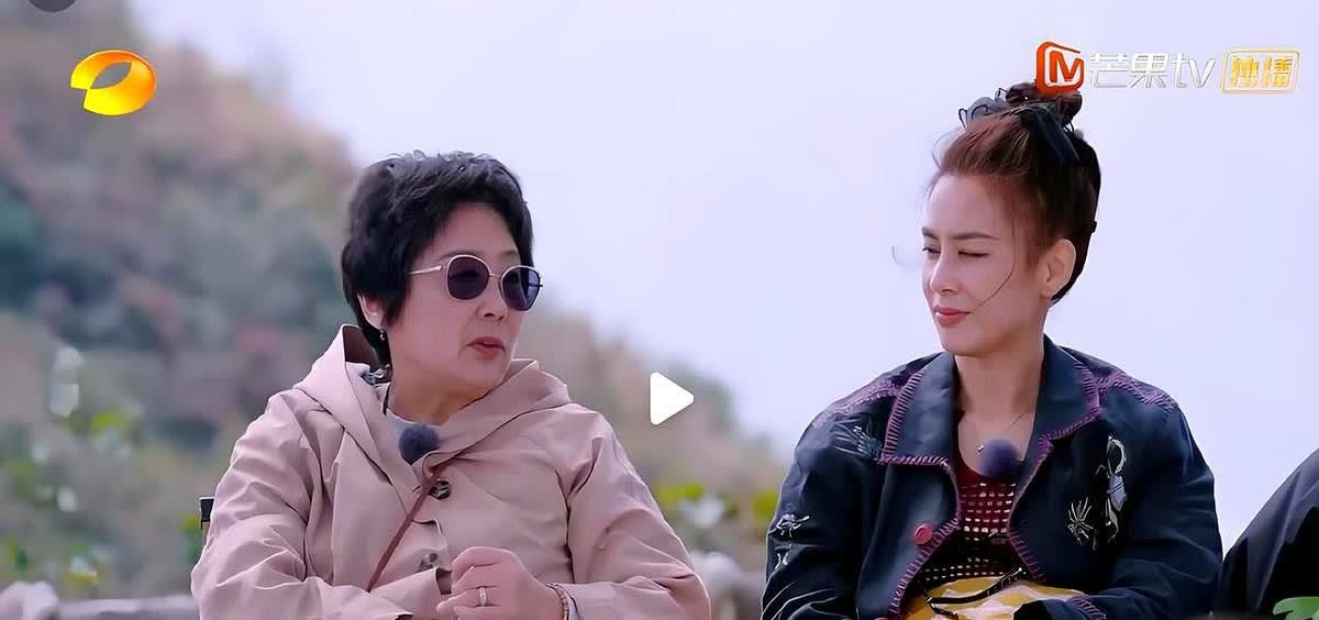 一夜之间，喜欢黄圣依、讨厌她妈妈的人，全部沉默了！看到节目里74岁的邓传里说