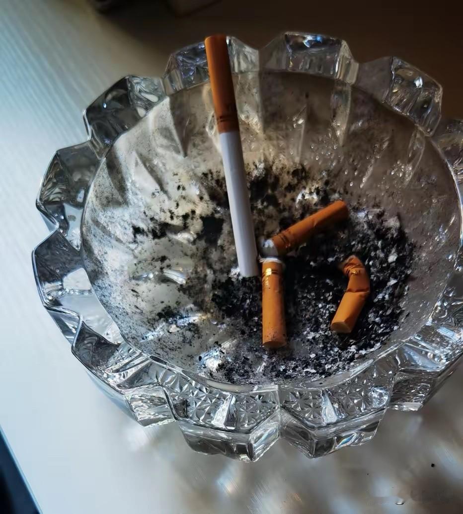 老烟民集体断崖式戒烟！现在的烟变了味，涨价还烧得快？最近身边老烟民扎堆戒烟，