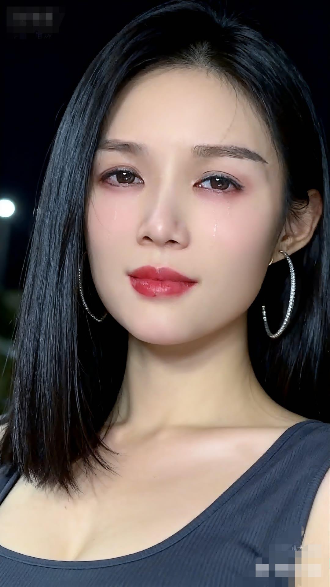 夜晚的温柔，红唇与泪光交织的动人瞬间。