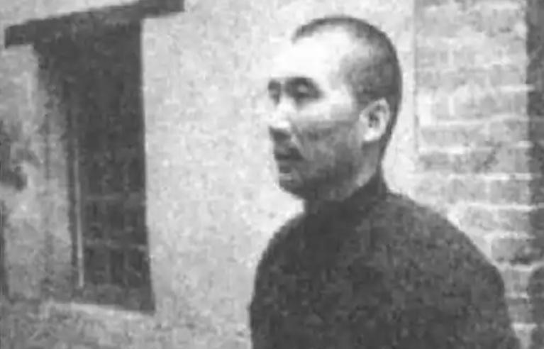 1935年，王耀武得知，部下俘虏了一个红军师长，于是兴冲冲的跑过去，准备亲自审讯