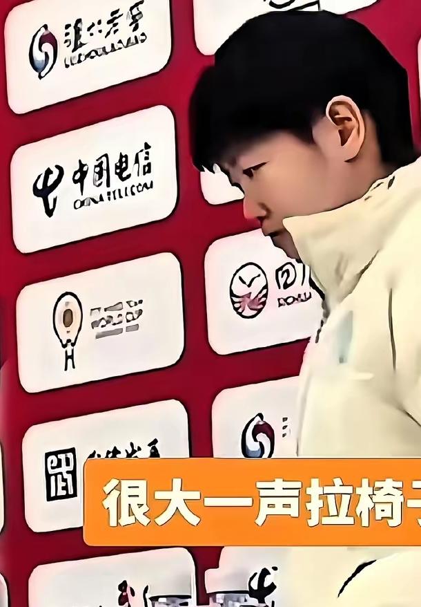 莎莎本不想接受记者的采访，准备转身离开，没想到在门外听到记者们追着大头问：“这