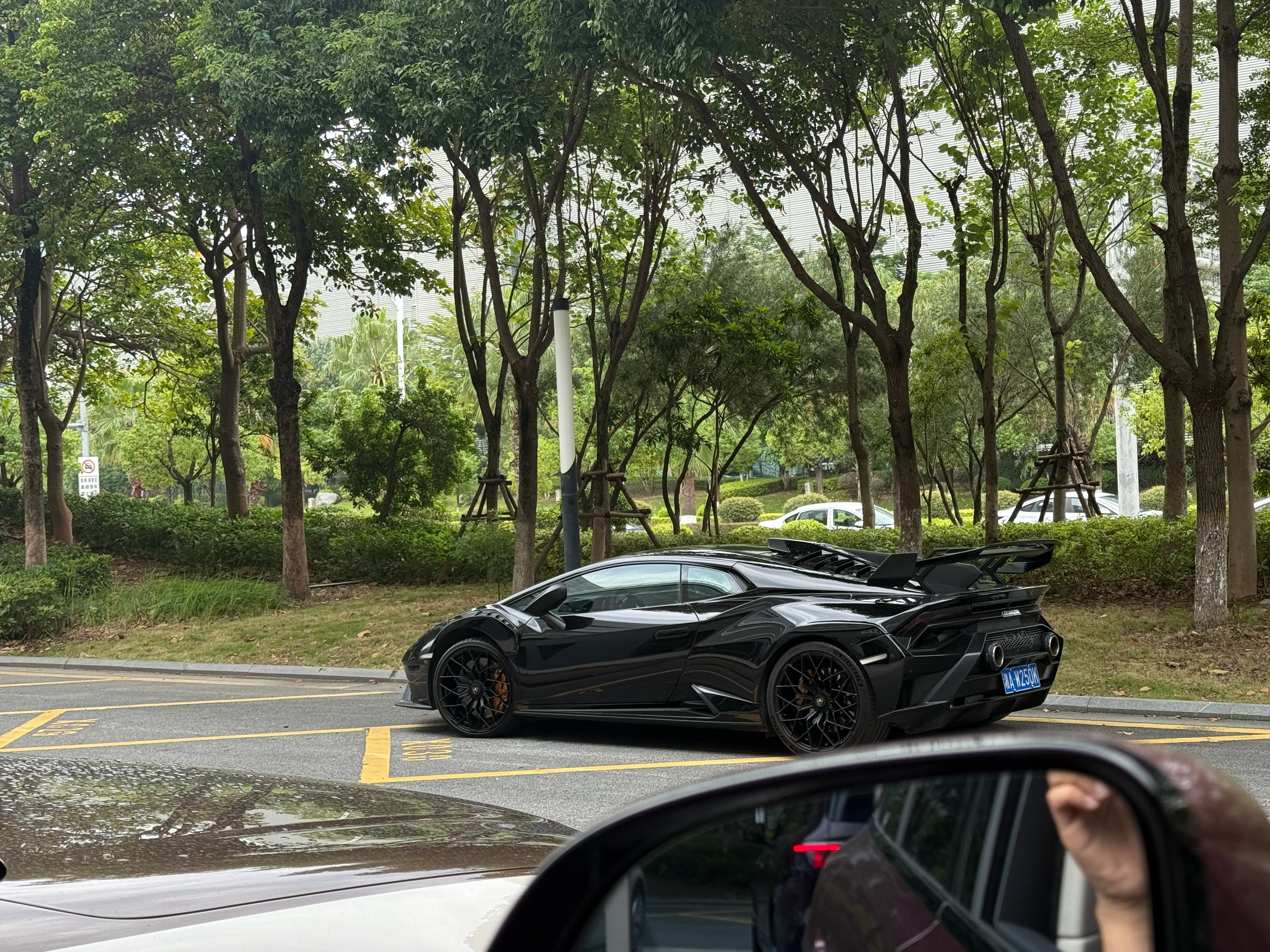 人刚到店就有一台刚收的兰博基尼STO在下板车了有喜欢的大哥吗​​​