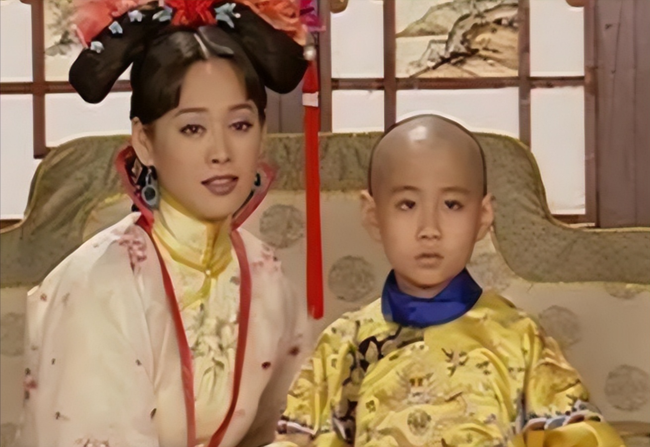 1688年，75岁的孝庄病逝，一手带大的孙子康熙，伏在她身上嚎啕大哭，哭得上气不