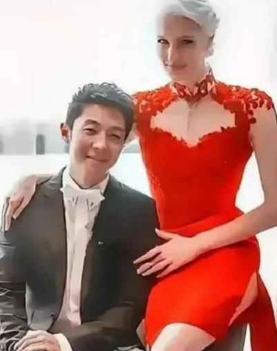 八年前，李白执意要嫁给撒贝宁，而与父亲决裂，当时几乎所有人都不看好这段婚