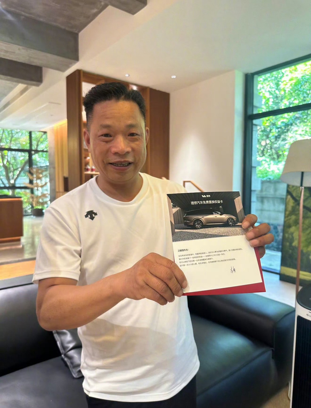 见义勇为的车主直接喜提理想i9免费置换权  给大家梳理一下事情经过，一...