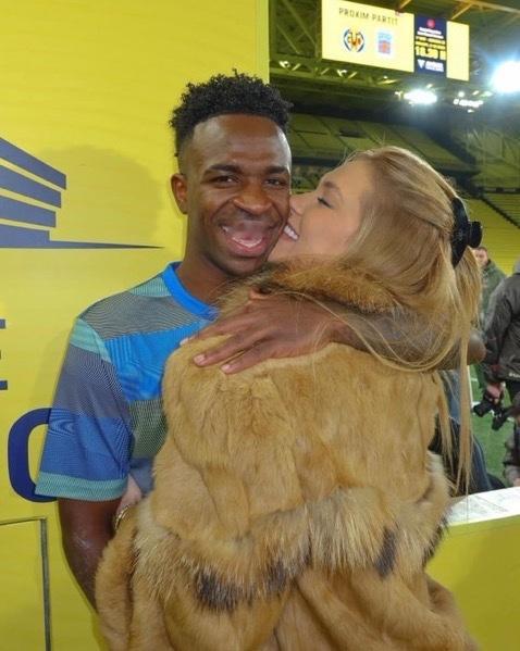 威尼修斯的女友今天到场支持他🤍比利亚雷亚尔0比2皇马