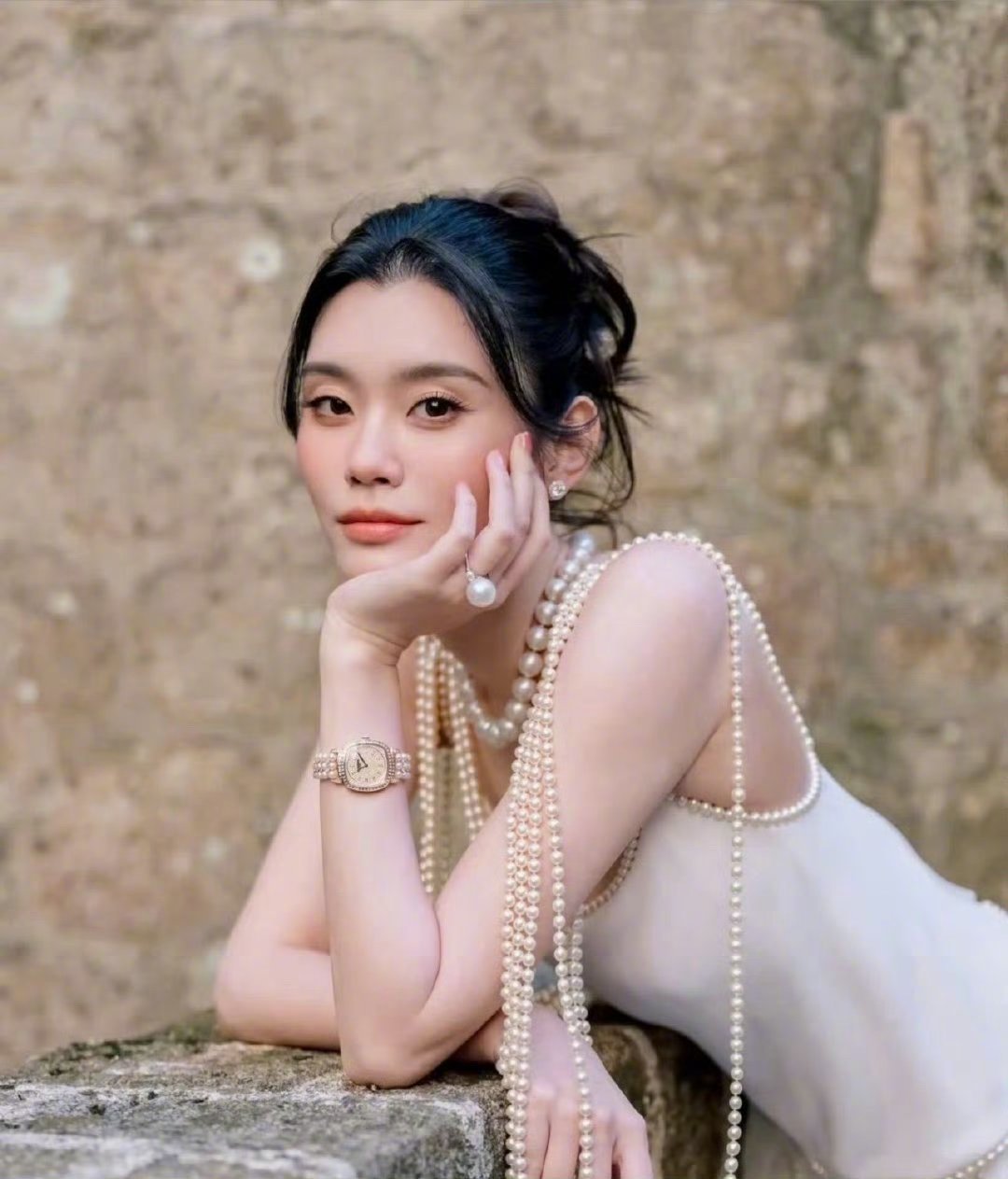 奚梦瑶戴了婆婆的珍珠发夹别光盯着奚梦瑶头上的珍珠发夹了，这哪是简单的婆媳情深？分