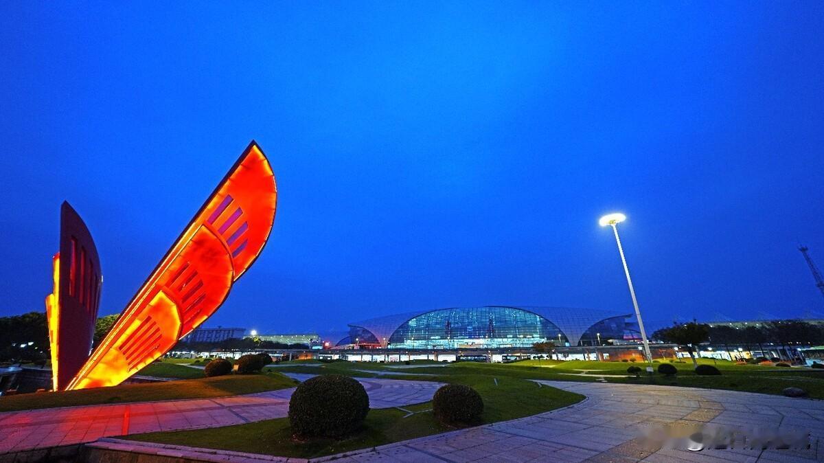 雨中的南京站和南通站，似乎都有些缺憾？下雨天，似乎在高铁站之间奔波，也不是一