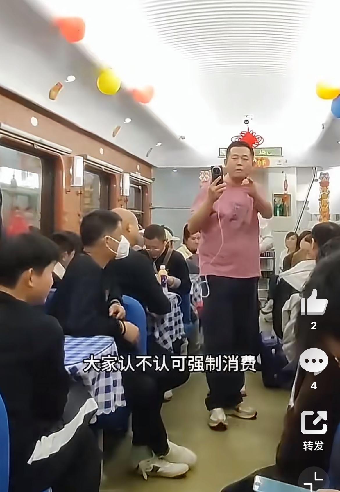 男子吐槽绿皮火车餐车买50大礼包，才提供座位，是变相卖座。只能说这个男滴没出过门