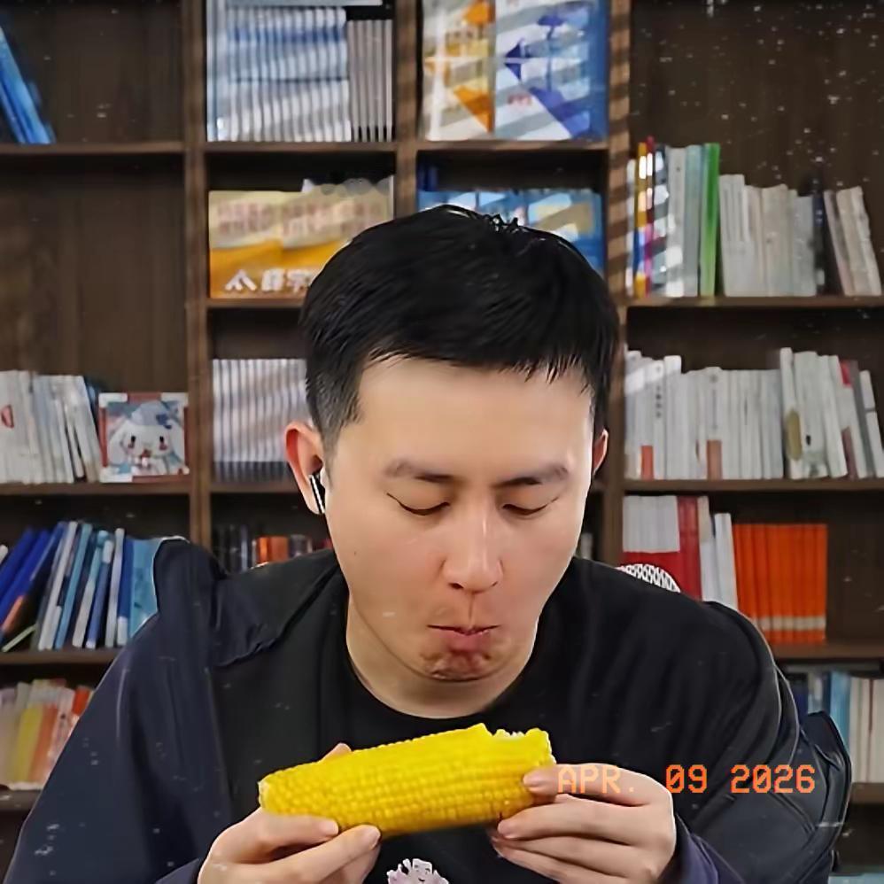 饭点刷到武亮老师的直播，一眼看到他啃着玉米讲志愿的画面，同为80后，心里瞬间