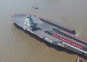 中国海军迈入三航母时代！福建舰领衔电磁弹射新纪元，全球战力再升级