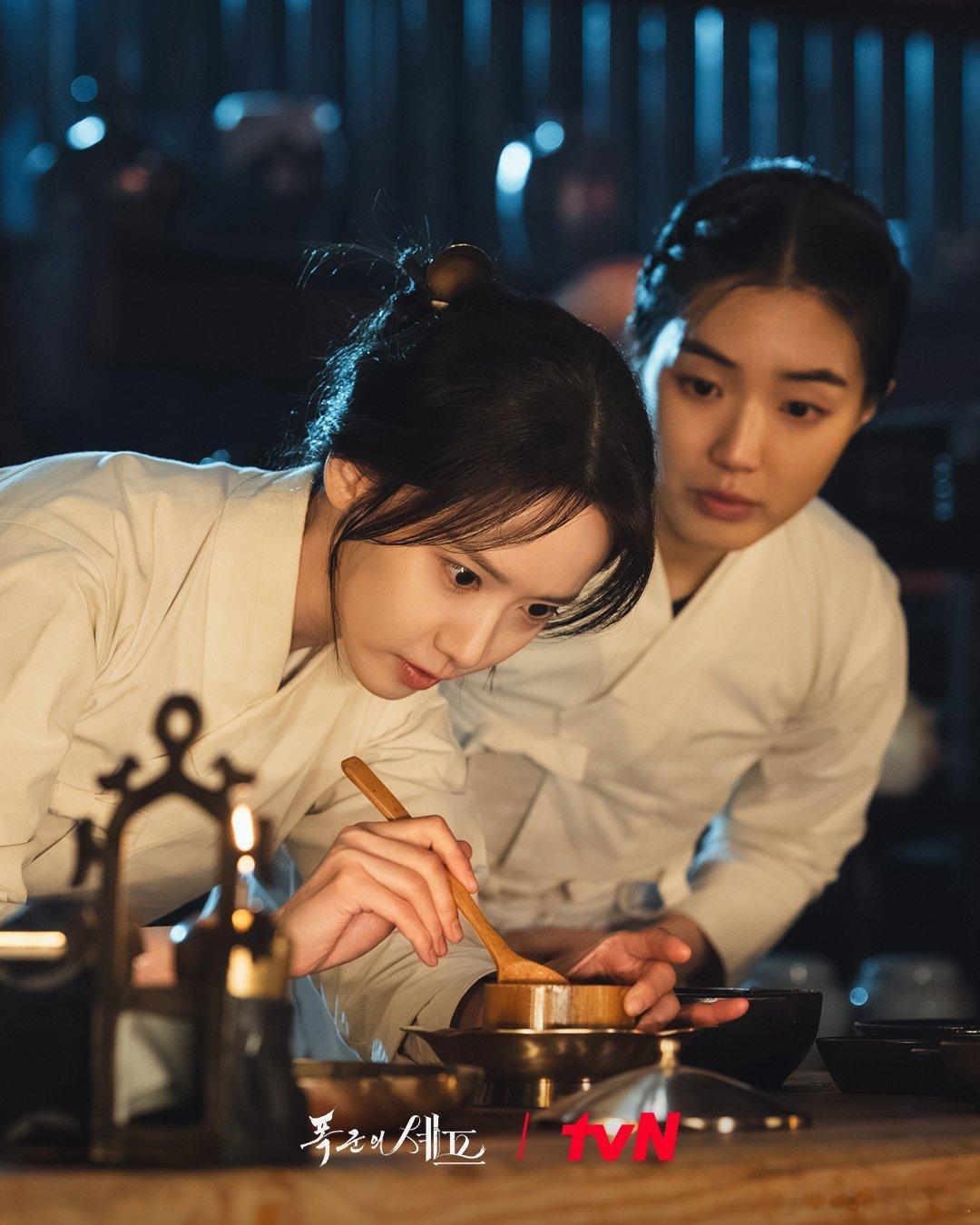 林允儿李彩玟《暴君的厨师》第三集剧照～最重要的是面对从未见过的饭菜，李宪的表情也