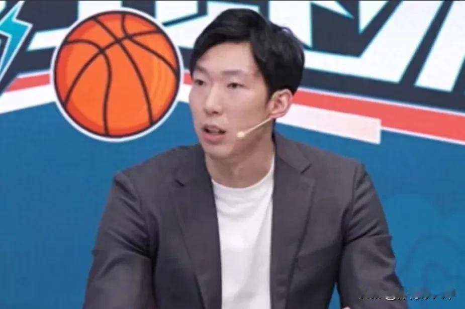 晋级四强！周琦大赞中国男篮1人：很喜欢和他一起打球，有他在球队防守提升一个级别。