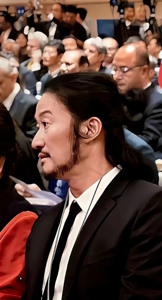 咱们京哥怎么现在沧桑成这样了？参加重要活动，一身黑西装，留着络腮胡子，婠着小啾