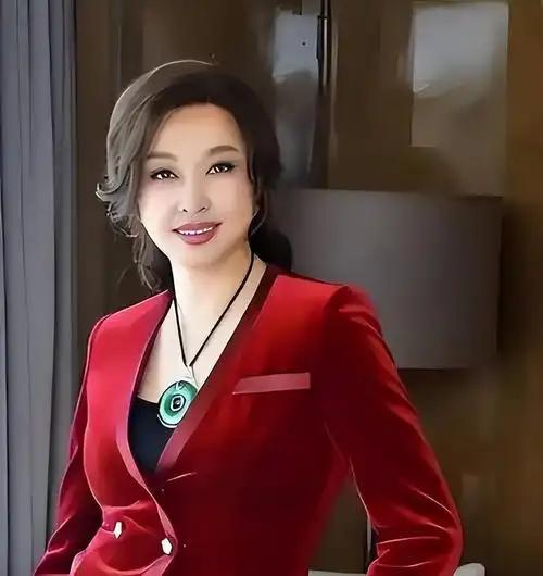 真是不查不知道，一查吓一跳！刘晓庆住着4000平豪宅，身家过亿，75岁还在拍戏