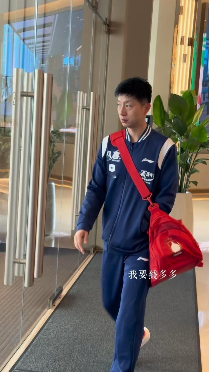 马龙是越来愈年轻，活力四射，小青年，京队的这队服蓝色的好像校服，就是年轻！龙队