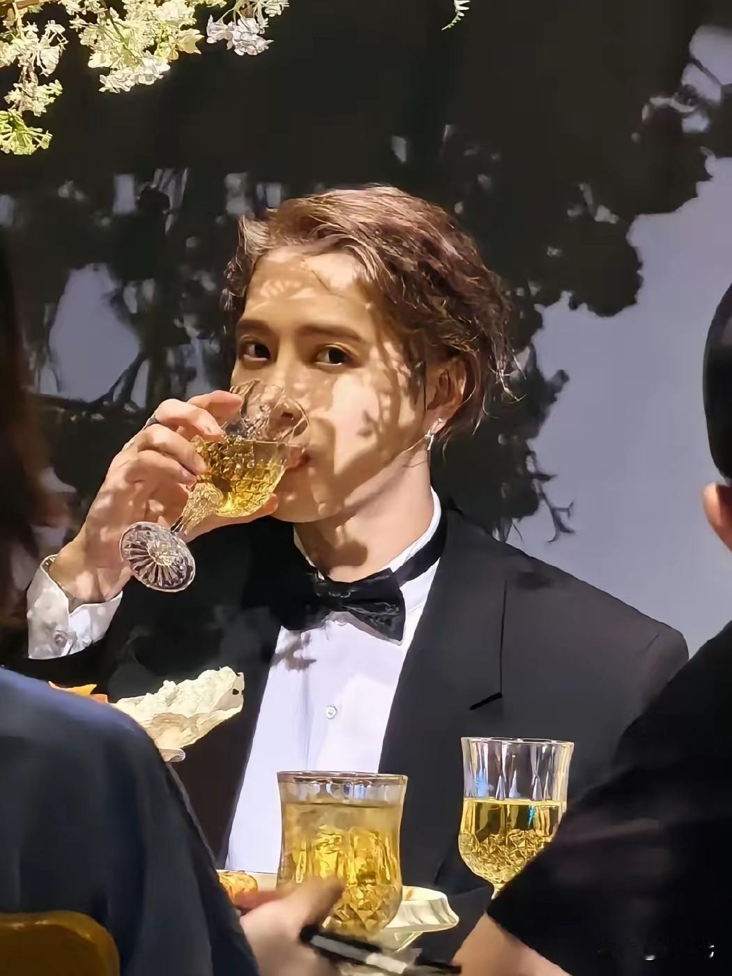 王嘉尔这次出息了作为何猷君奚梦瑶婚礼的伴郎团，王嘉尔是唯一一个圈内明星，也是何