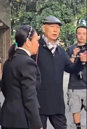 汪明荃和罗家英夫妻二人罕见同框出行，汪明荃78岁了，罗家英也75岁了，二人看起来