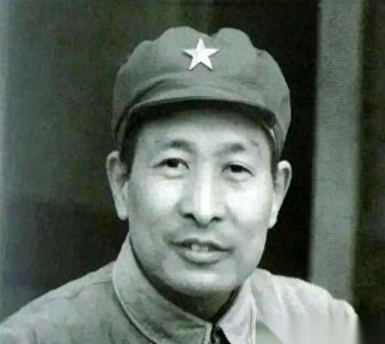 被抓了三天，拄着拐杖，自己一个人走去给咱们的将军们上课。你敢信吗？讲台下坐的