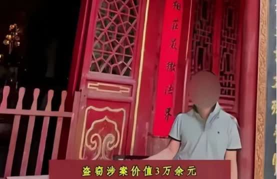 真乃神人也！陕西宝鸡一男子到寺庙拜佛烧香，发现功德箱上有二维码，灵机一动趁着没有