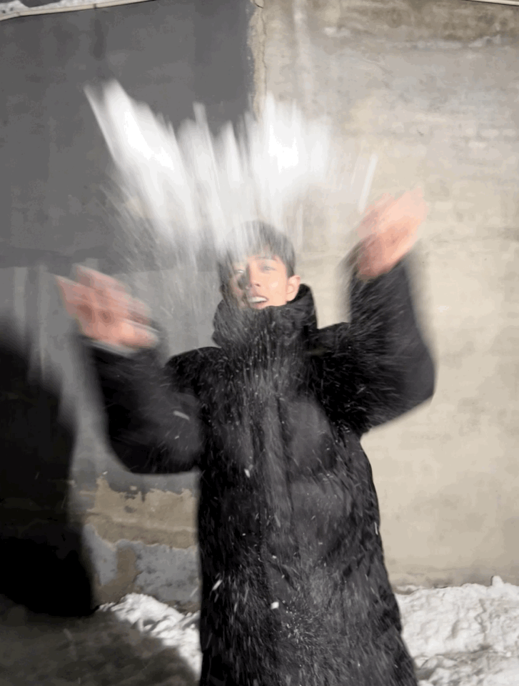 作为地地道道的重庆崽儿，肖战早已习惯了山城湿冷却温和的冬天，鲜少经历这般凛冽低温