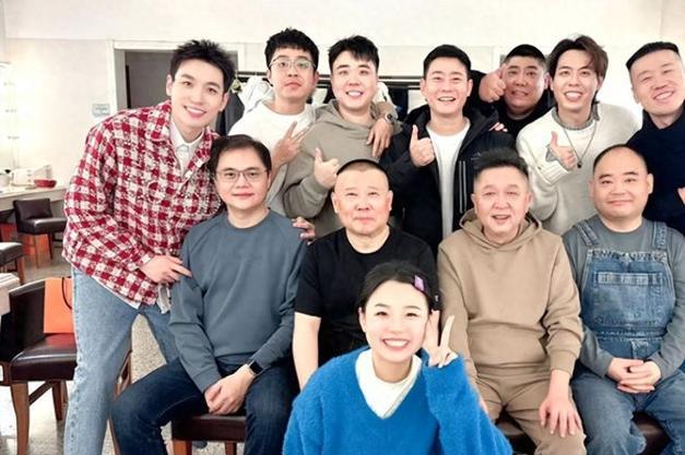 德云社成员合照：我只认出了气色盈和、丝毫不见老的郭德纲与发型拉风、眼角耷拉的于谦