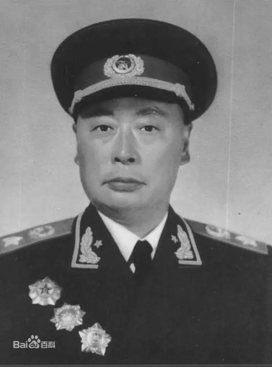 1938年初夏，南陵城街头，一个卖烟的年轻小贩刚从陈毅身边经过，不到两分钟，陈毅