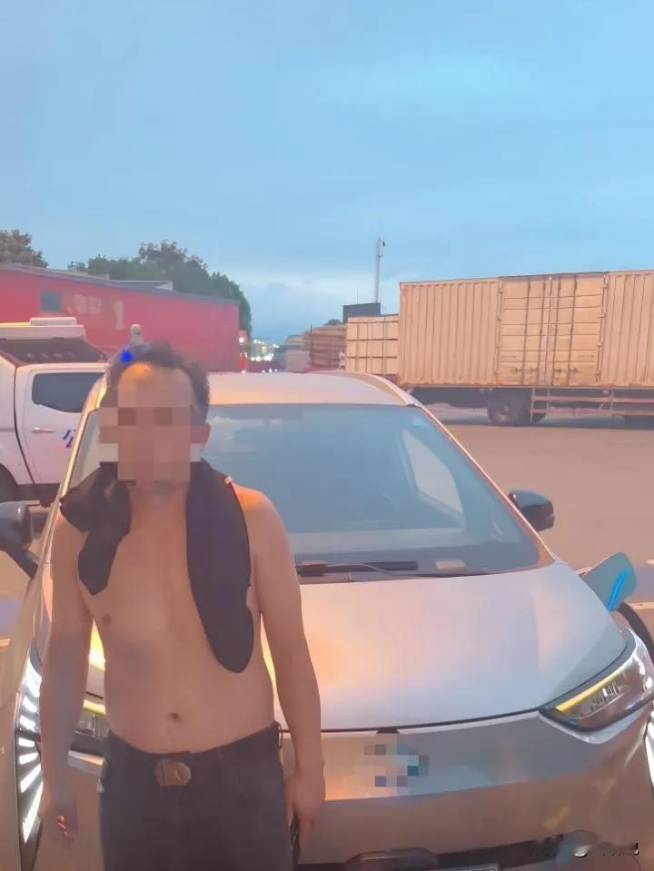 浙江杭州，一男子开着新能源跑高速，没想到途中车子突然没电，于是司机一手握着车门，