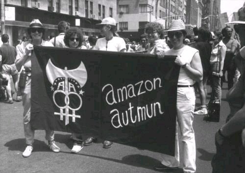 【来自投稿】1982年，纽约市“同性恋骄傲游行”中的AmazonAutumn