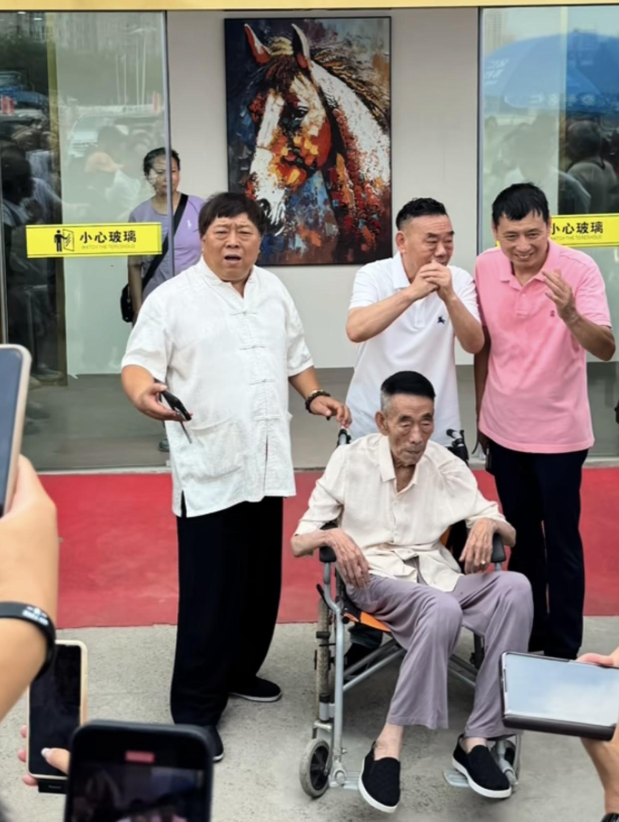 94岁高龄的杨老先生为儿子站台这一幕，如果不是亲眼所见万万是不敢相信的，让这样一