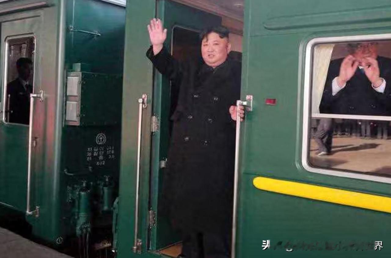 他来了，跟事先预料的一样，乘坐火车来的！报道称，朝鲜领导人从平壤乘坐火车来北京，