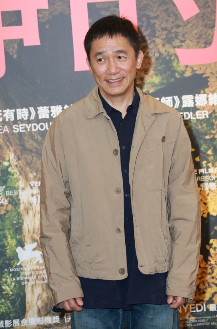 谈到最爱的电影是《花样年华》，问想再与王家卫合作吗？梁朝伟指「不敢讲」，所有事都